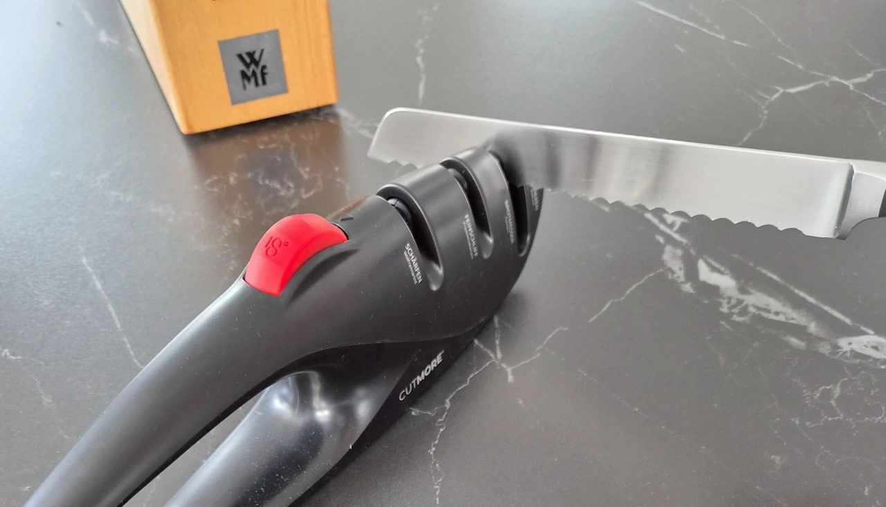 CUTMORE ProSharp: Brotmesser im Wellenschliff-Schlitz