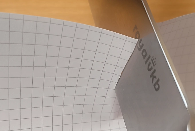 CUTMORE OneSharp 5-in-1: Messerschnitt durch Papier