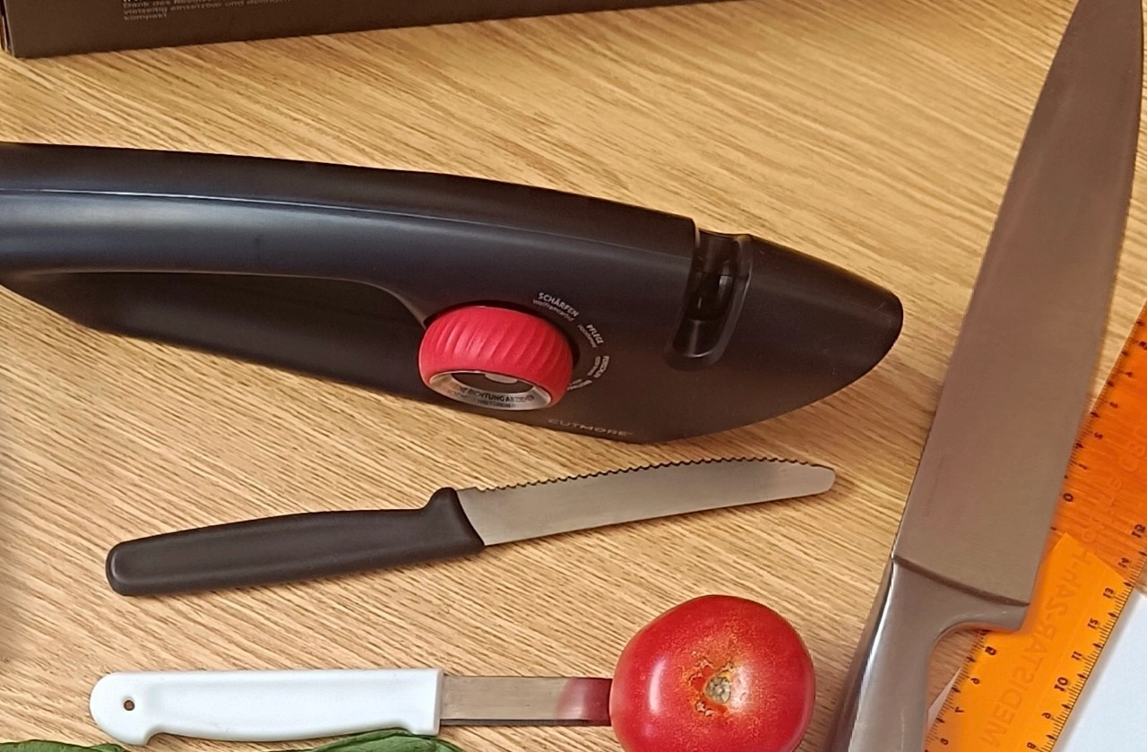 CUTMORE OneSharp 5-in-1: Messerschärfer mit Testmessern und Tomate