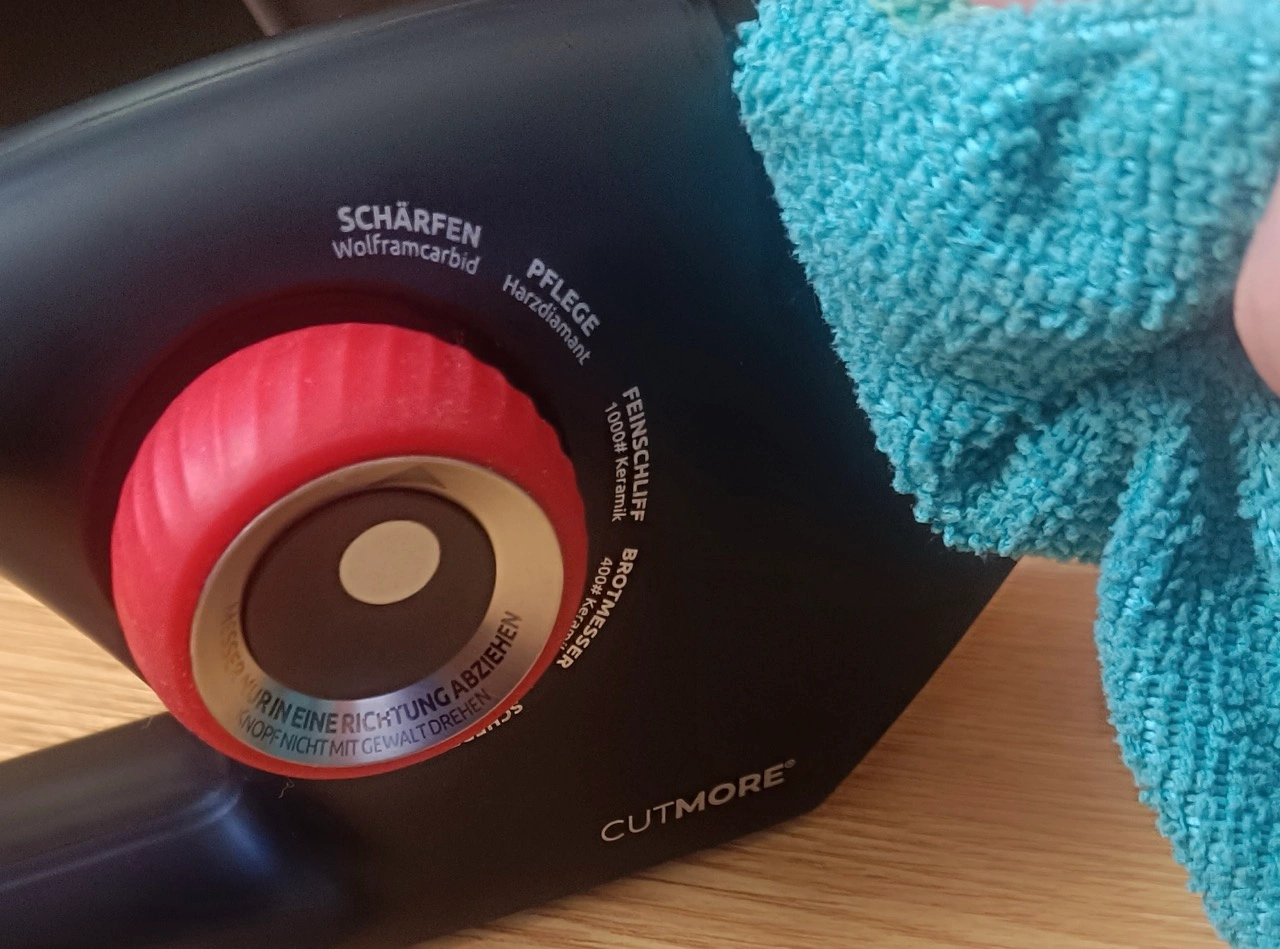 CUTMORE OneSharp 5-in-1: Reinigung der Schärfschlitze