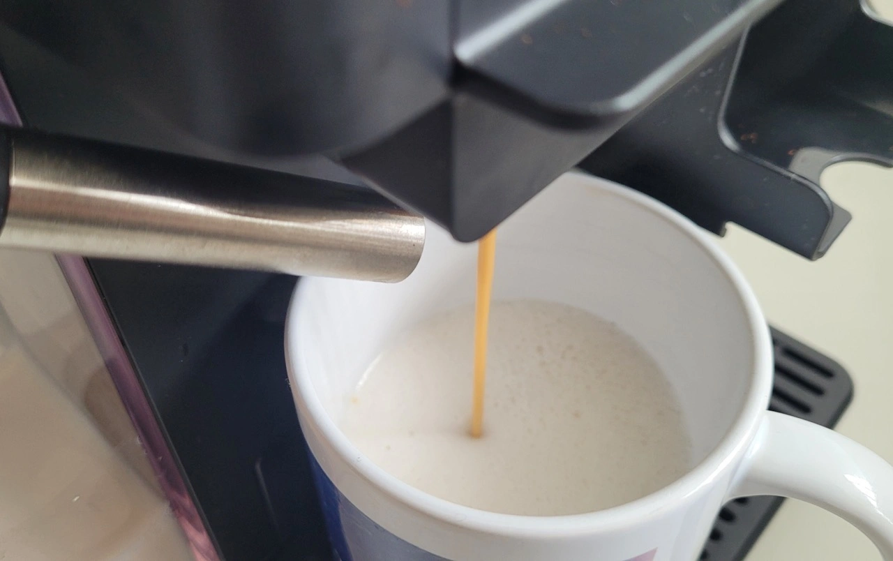 Wilfa Volo Multi Grind: Kaffeeausgabe in die Tasse