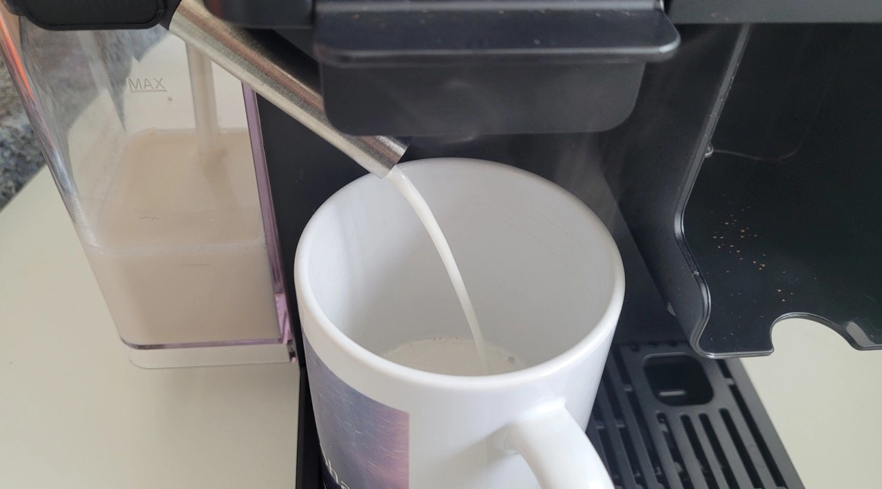 Wilfa Volo Multi Grind: Milchausgabe aus dem Milchsystem
