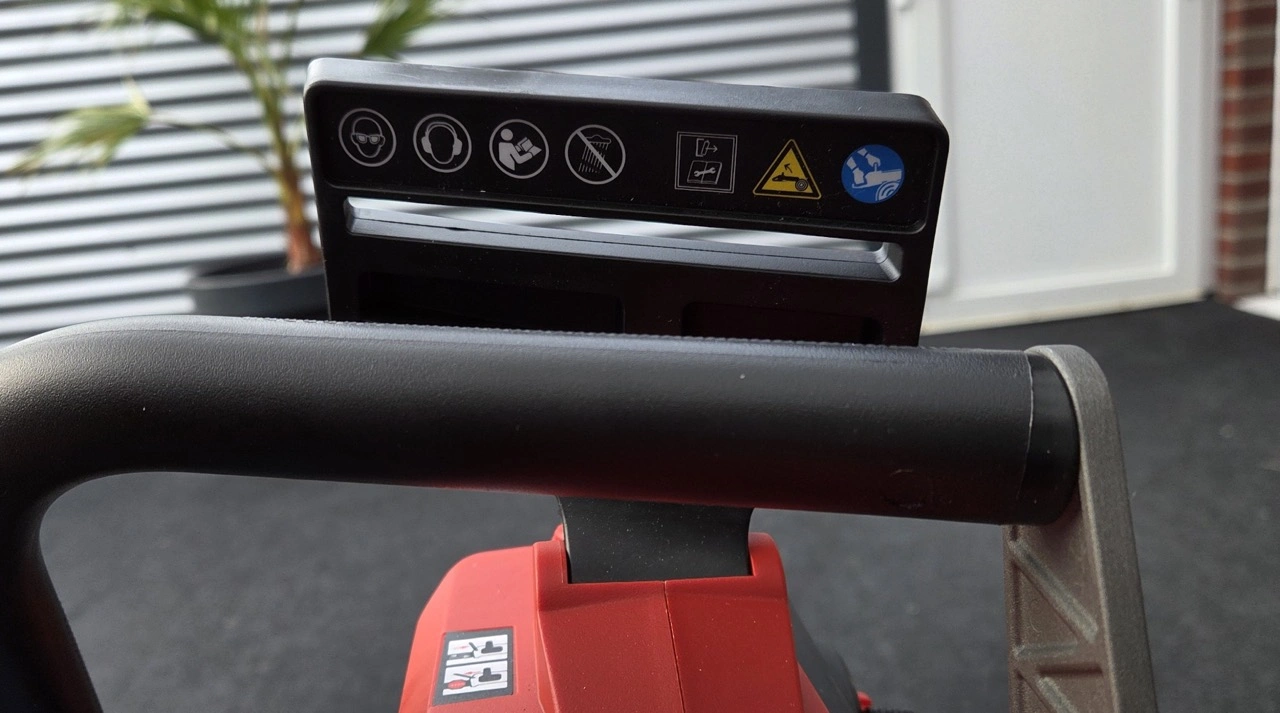 Einhell GP-LC 36/40 Li BL: vorderer Handschutz mit Sicherheitshinweisen