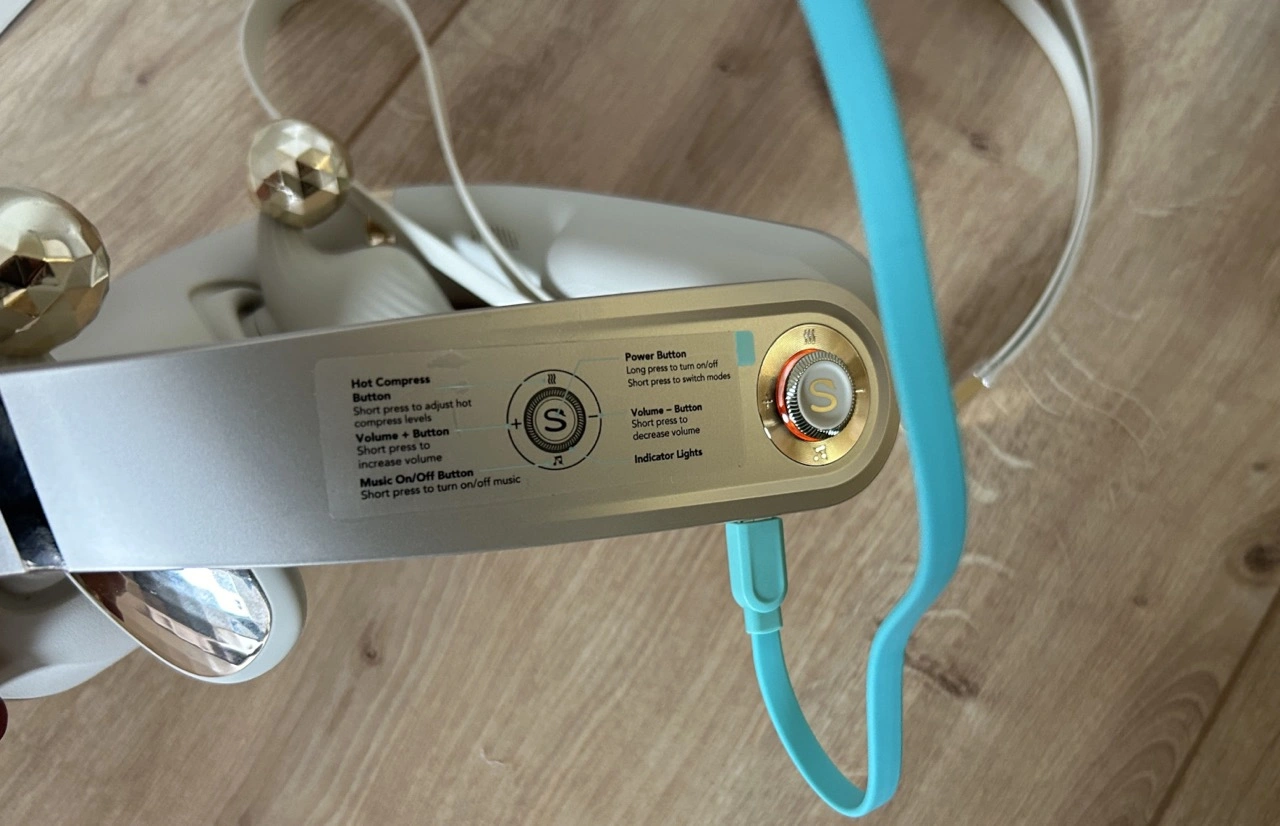 SKG PS700-2: Bedienfeld mit Ladekabel