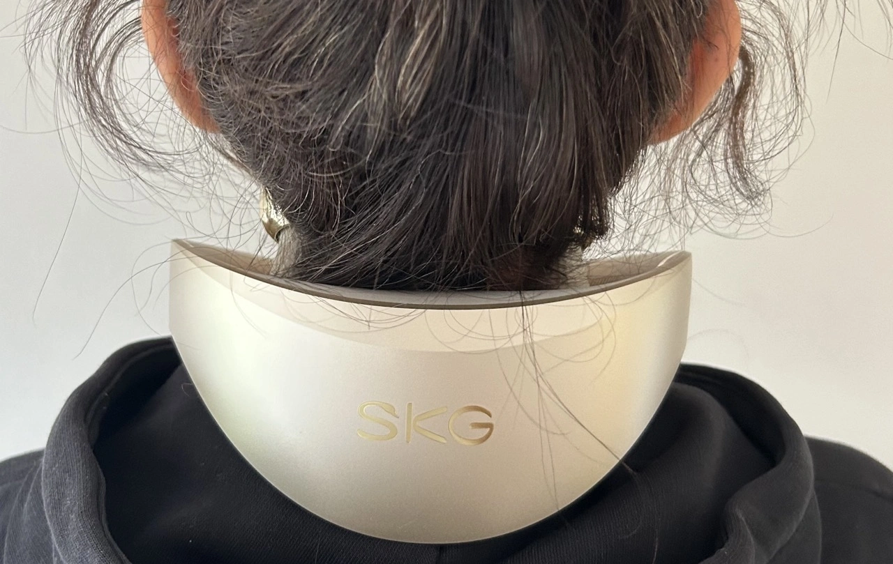 SKG PS700-2: Massagegerät am Nacken