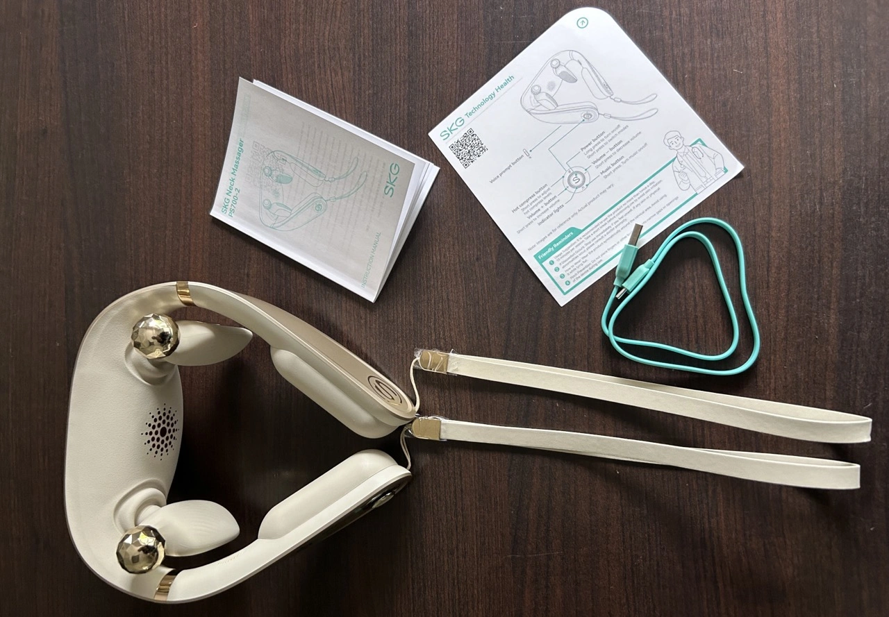 SKG PS700-2: Lieferumfang mit Ladekabel und Anleitungen