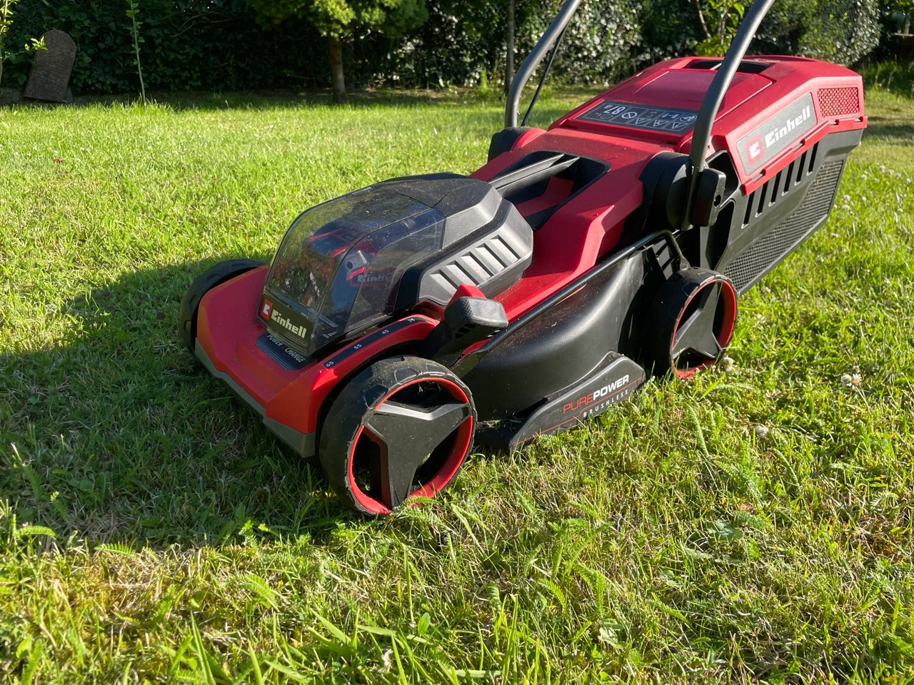 Einhell GE-CM 18/32 Li-Solo: kompakter Akku-Rasenmäher im Garten