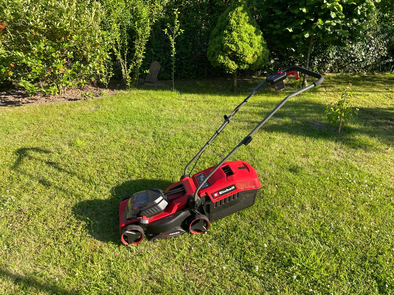 Einhell GE-CM 18/32 Li-Solo: Akku-Rasenmäher im Garten
