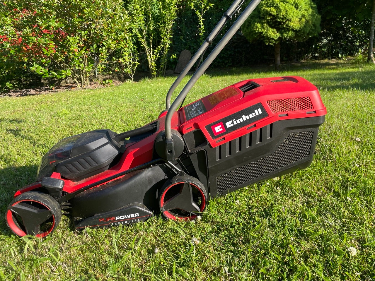 Einhell GE-CM 18/32 Li-Solo: Fangkorb und Gehäuse in Seitenansicht