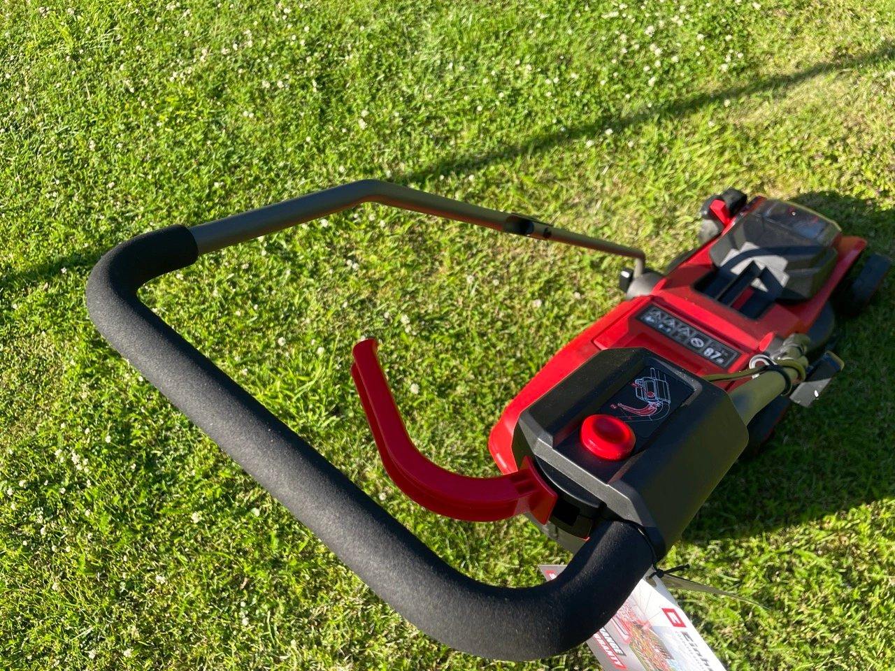 Einhell GE-CM 18/32 Li-Solo: Startknopf und Sicherheitsbügel am Griff