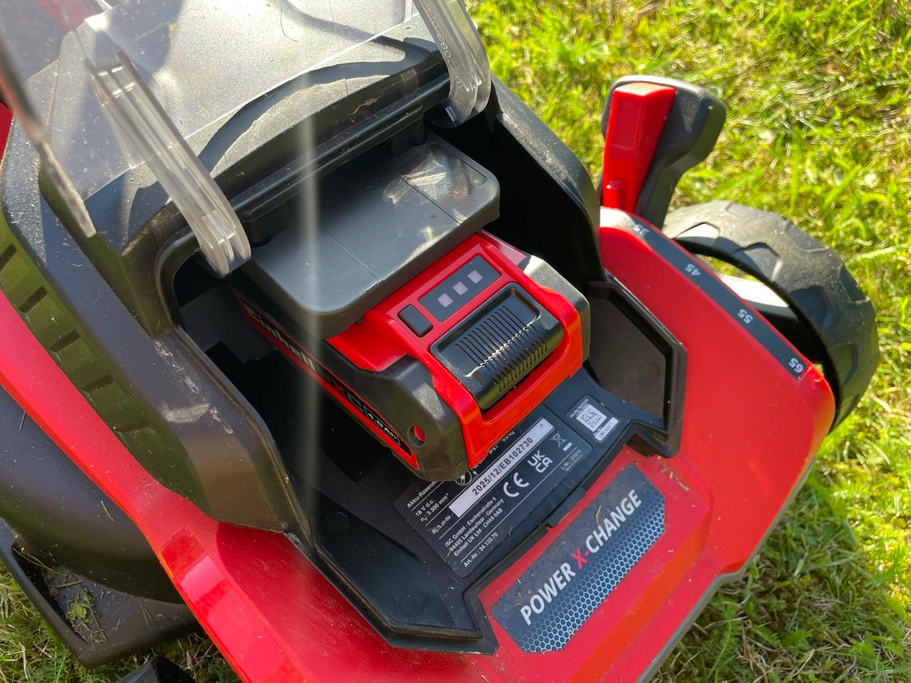 Einhell GE-CM 18/32 Li-Solo: Unterseite mit Messer und Grasresten