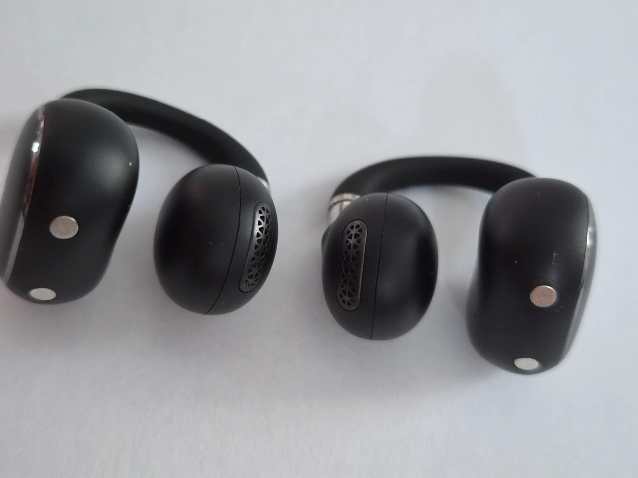 EarFun Clip 2: offenes Clip-Design der Ohrhörer