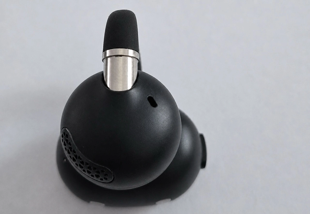EarFun Clip 2: Nickel-Titan-Bügel und Soundöffnung