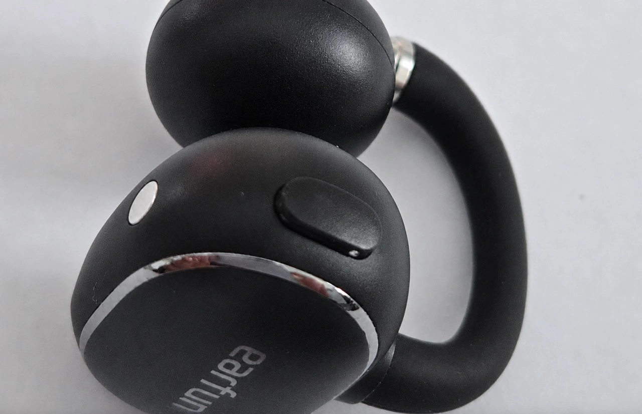 EarFun Clip 2: physische Taste am Ohrhörer