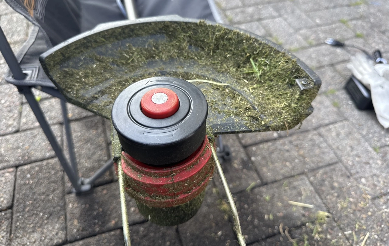 Einhell Akku-Rasentrimmer GE-CT 18/25-1 Li-Solo: Schneidkopf nach dem Praxiseinsatz