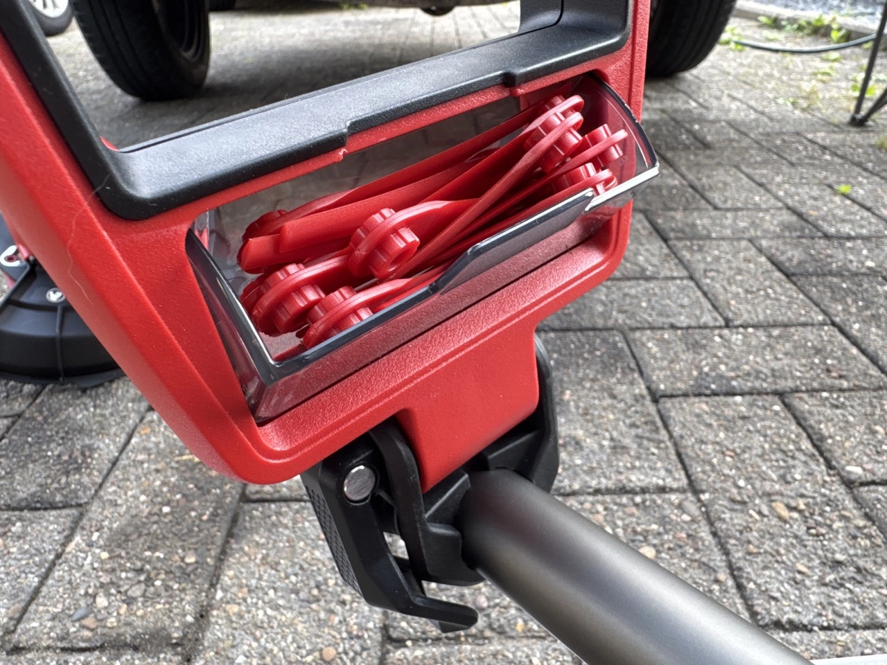 Einhell Akku-Rasentrimmer GE-CT 18/25-1 Li-Solo: Messerfach im Zusatzgriff