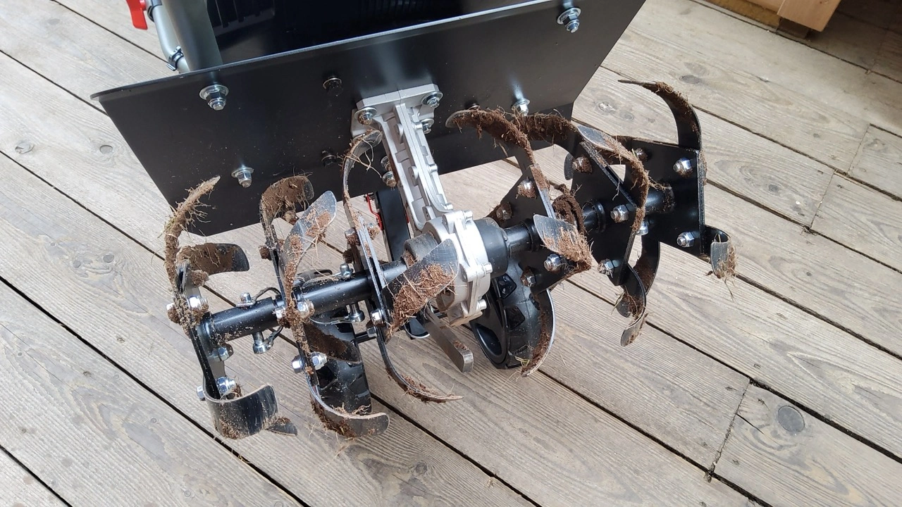 Einhell GP-CR 36/45 Li E BL-Solo: verschmutzte Messer nach der Bodenarbeit