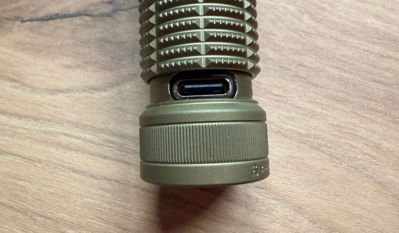 Olight Baton Ultra: Freigelegter USB-C-Anschluss am Lampenende