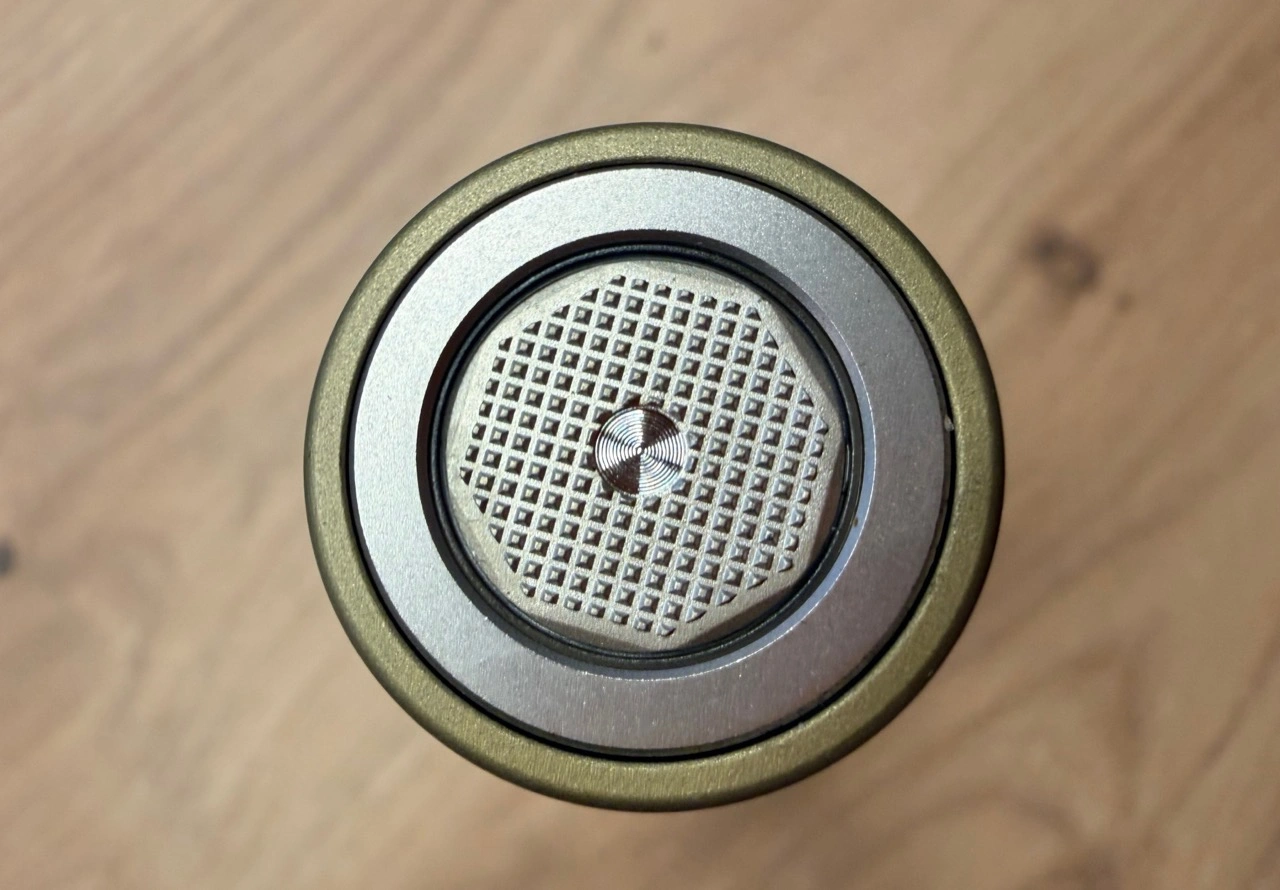Olight Baton Ultra: Magnetkontakt in der Endkappe