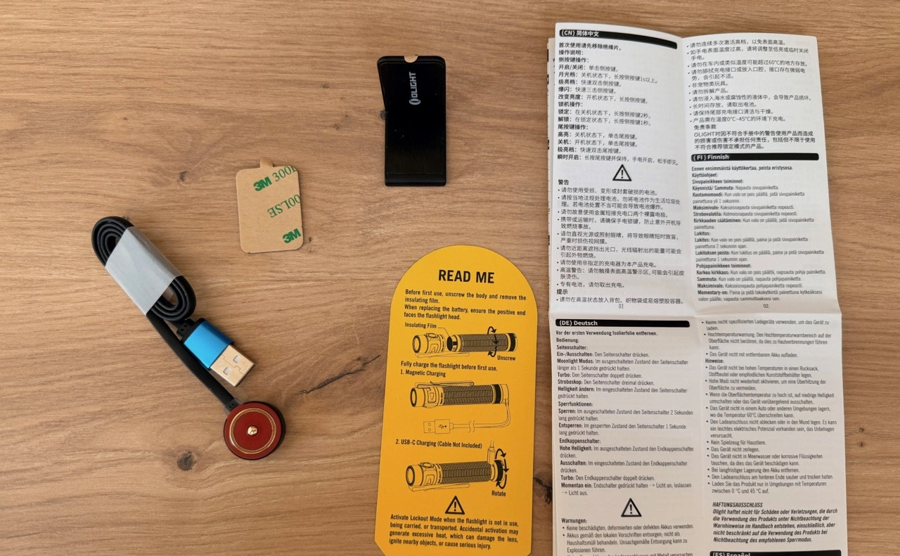 Olight Baton Ultra: Zubehör mit Magnetladekabel und Anleitung