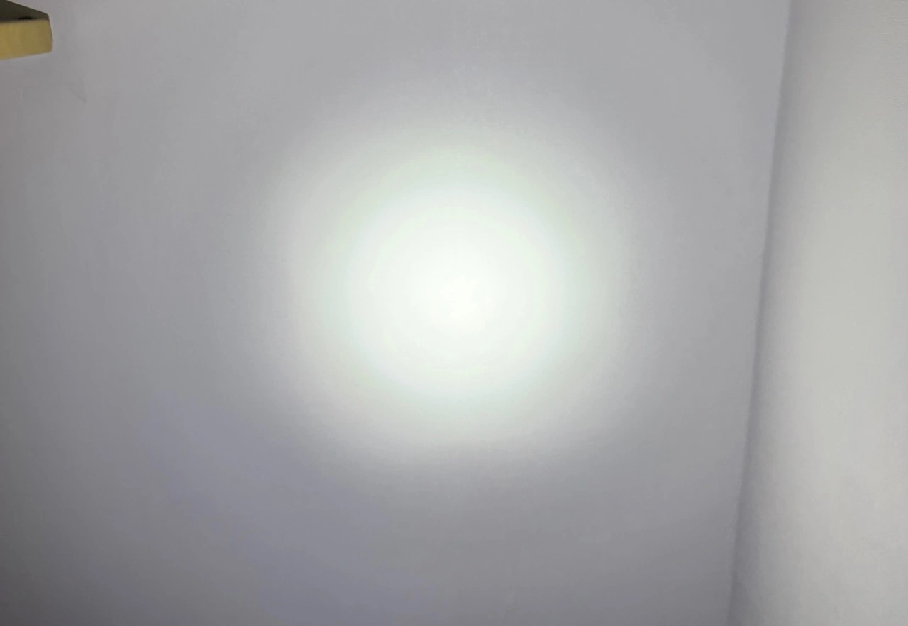 Olight Baton Ultra: Lichtkreis im Wandtest