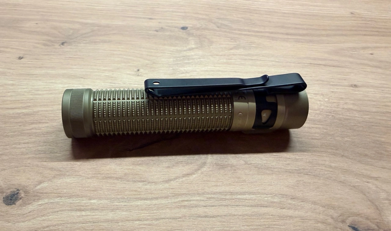 Olight Baton Ultra: Metallclip und Seitenschalter auf geriffeltem Gehäuse