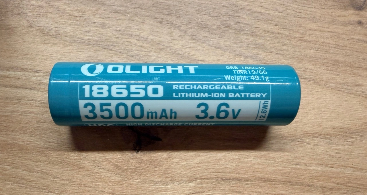 Olight Baton Ultra: Herausnehmbarer 18650-Akku mit 3500 mAh