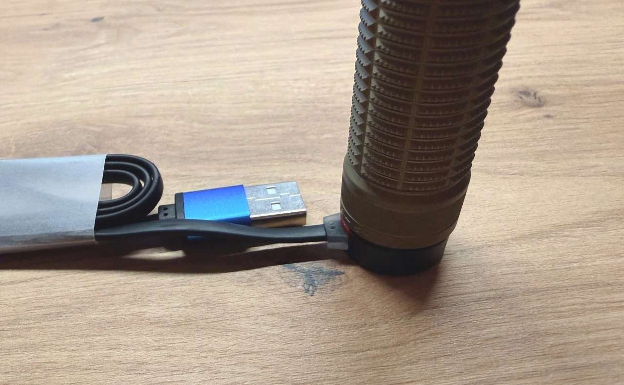 Olight Baton Ultra: Magnetladekabel an der Endkappe