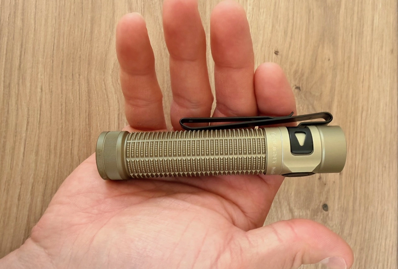 Olight Baton Ultra: Kompaktes Gehäuse in der Hand