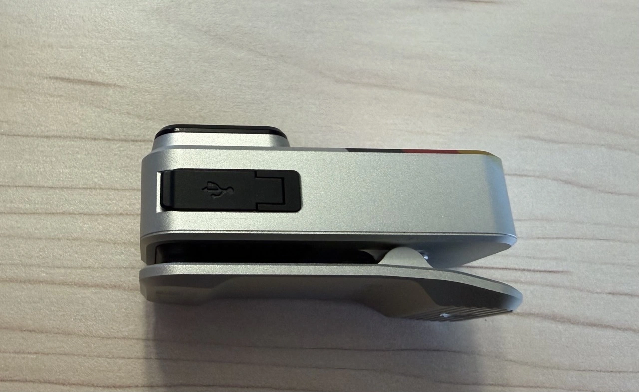 Olight Oclip Pro: USB-C-Anschluss mit Schutzklappe