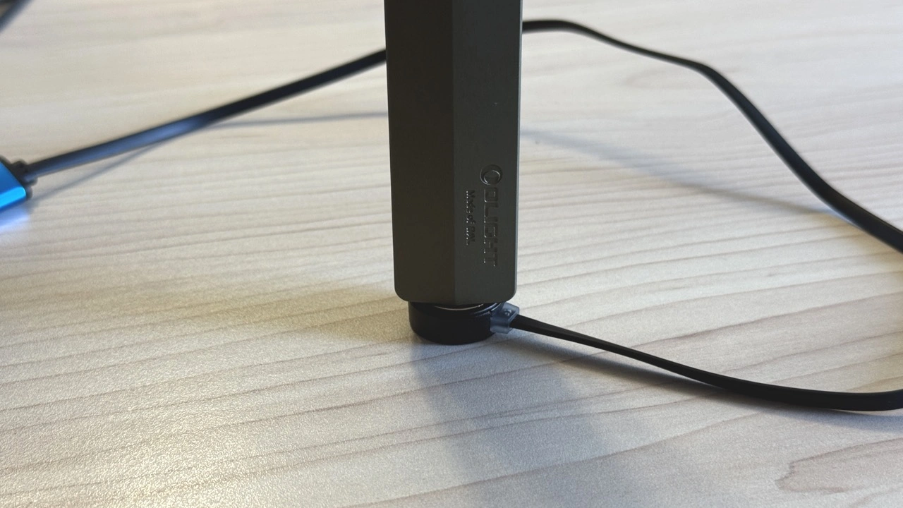 Olight ArkPro Ultra: magnetischer Ladeanschluss mit Ladekabel