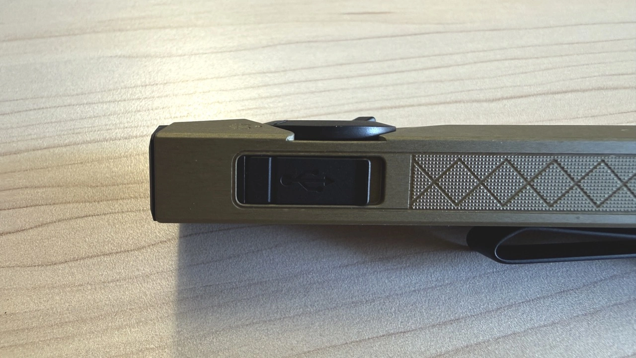 Olight ArkPro Ultra: geschützte USB-C-Abdeckung am Gehäuse