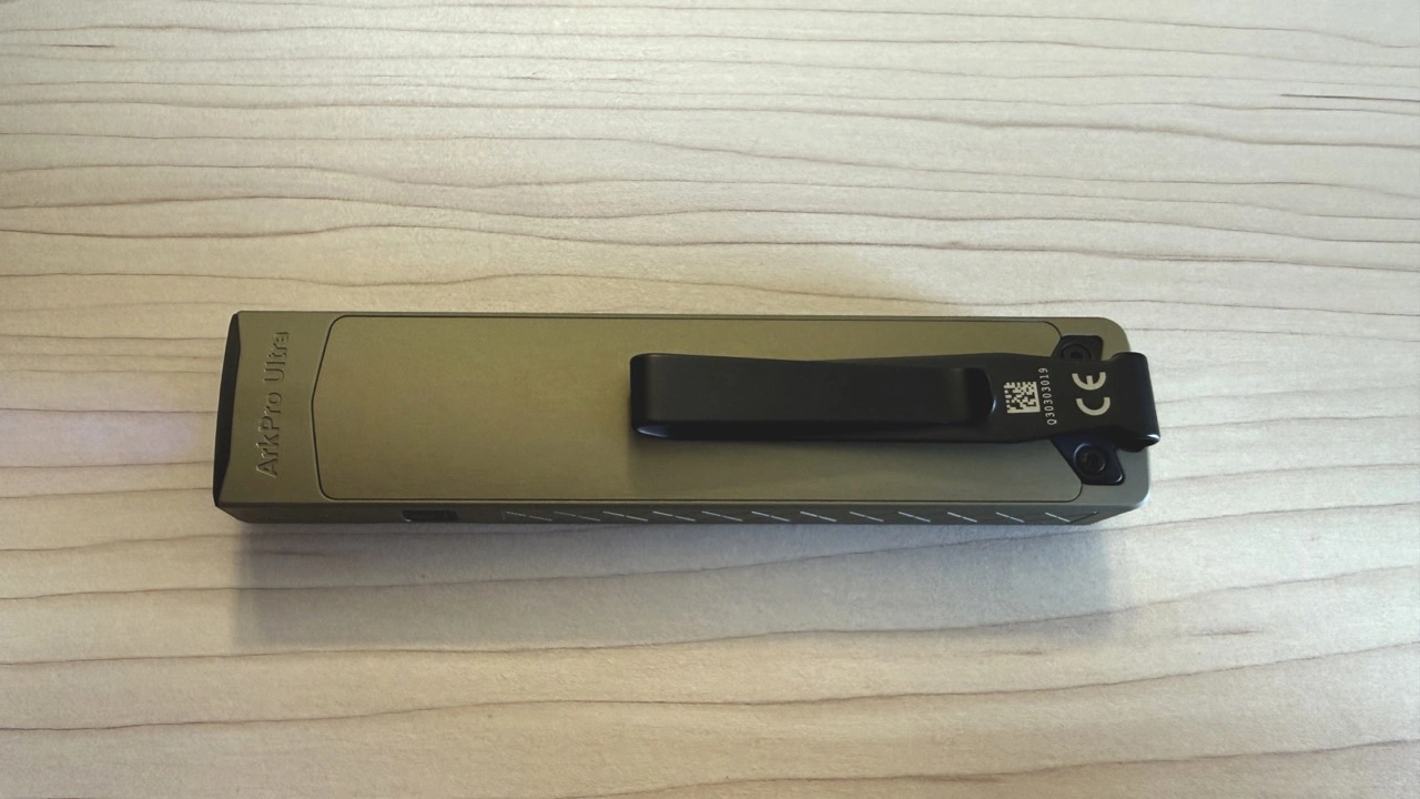 Olight ArkPro Ultra: Rückseite mit festem Clip