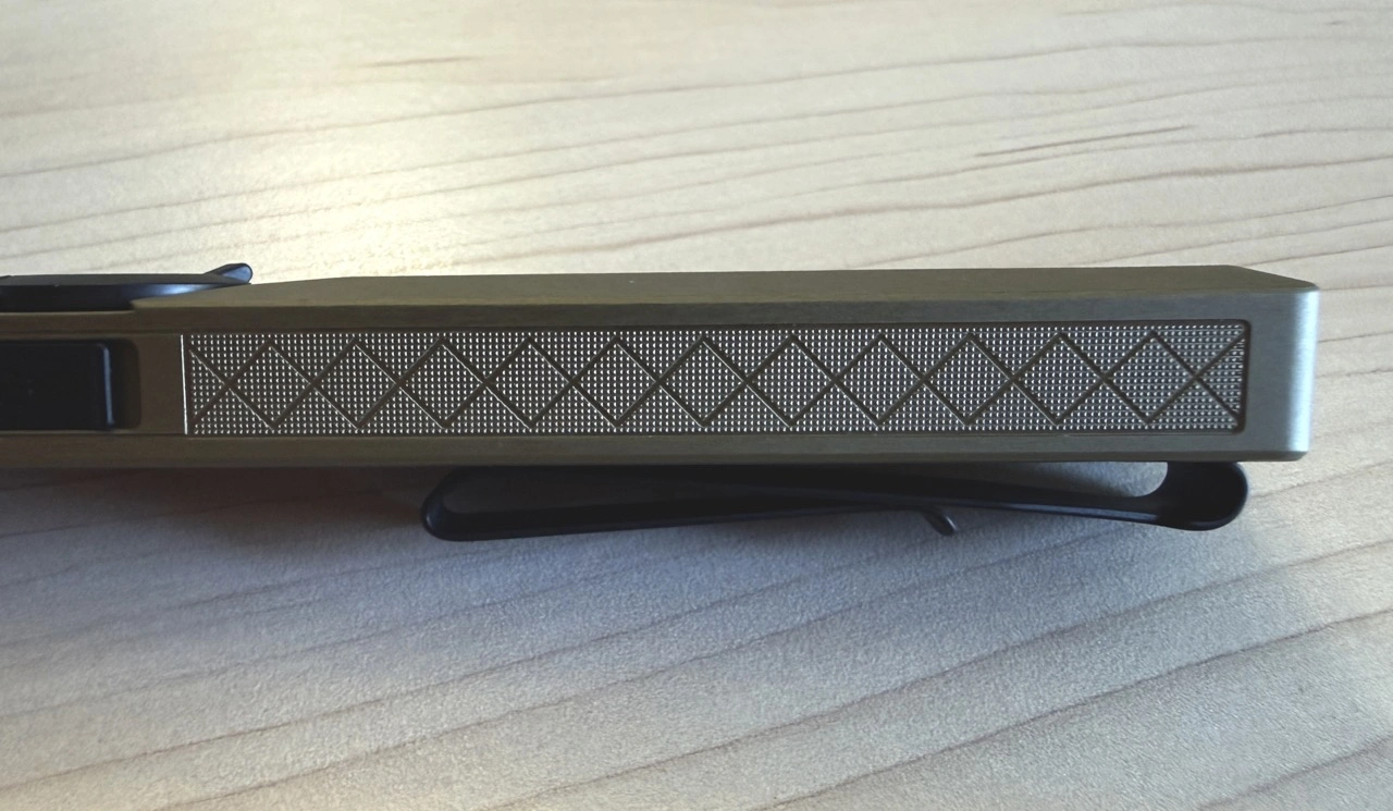 Olight ArkPro Ultra: strukturierte Griffzone mit Clip