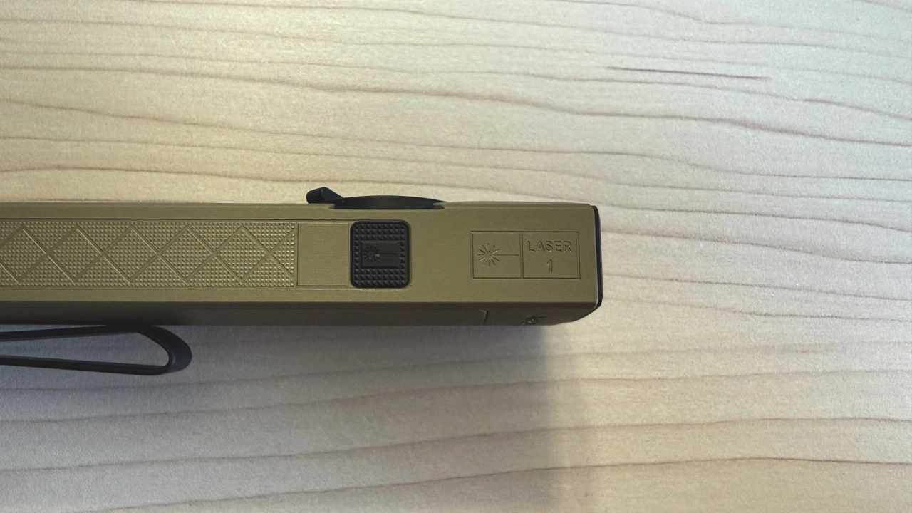 Olight ArkPro Ultra: separater Laserschalter am Gehäuse