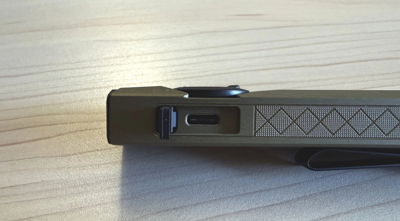 Olight ArkPro Ultra: geöffneter USB-C-Ladeanschluss