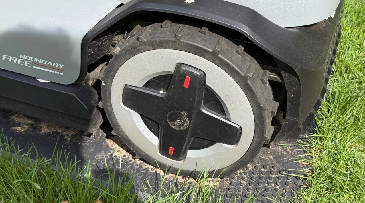 Roborock RockMow S115: Antriebsrad auf der Ladestation