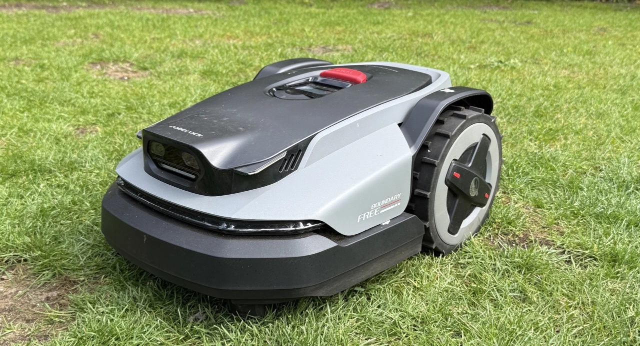 Roborock RockMow S115: Mähroboter im Rasen