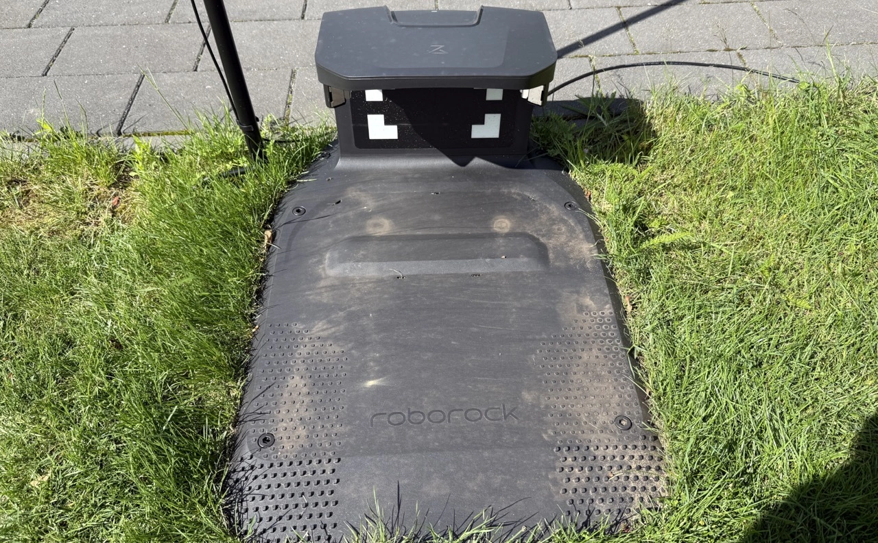 Roborock RockMow S115: Ladestation mit Auffahrmatte im Garten
