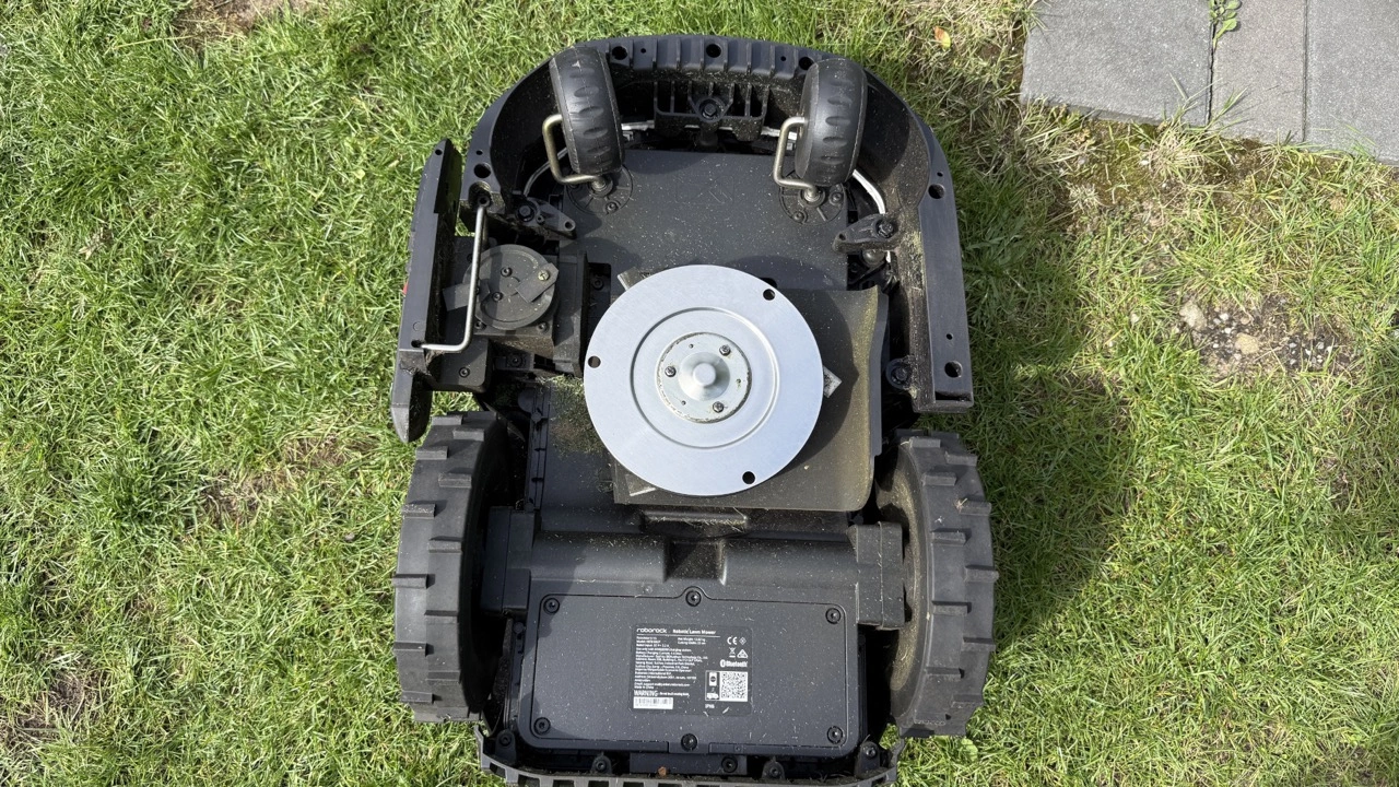 Roborock RockMow S115: Unterseite mit Mähwerk und Rädern