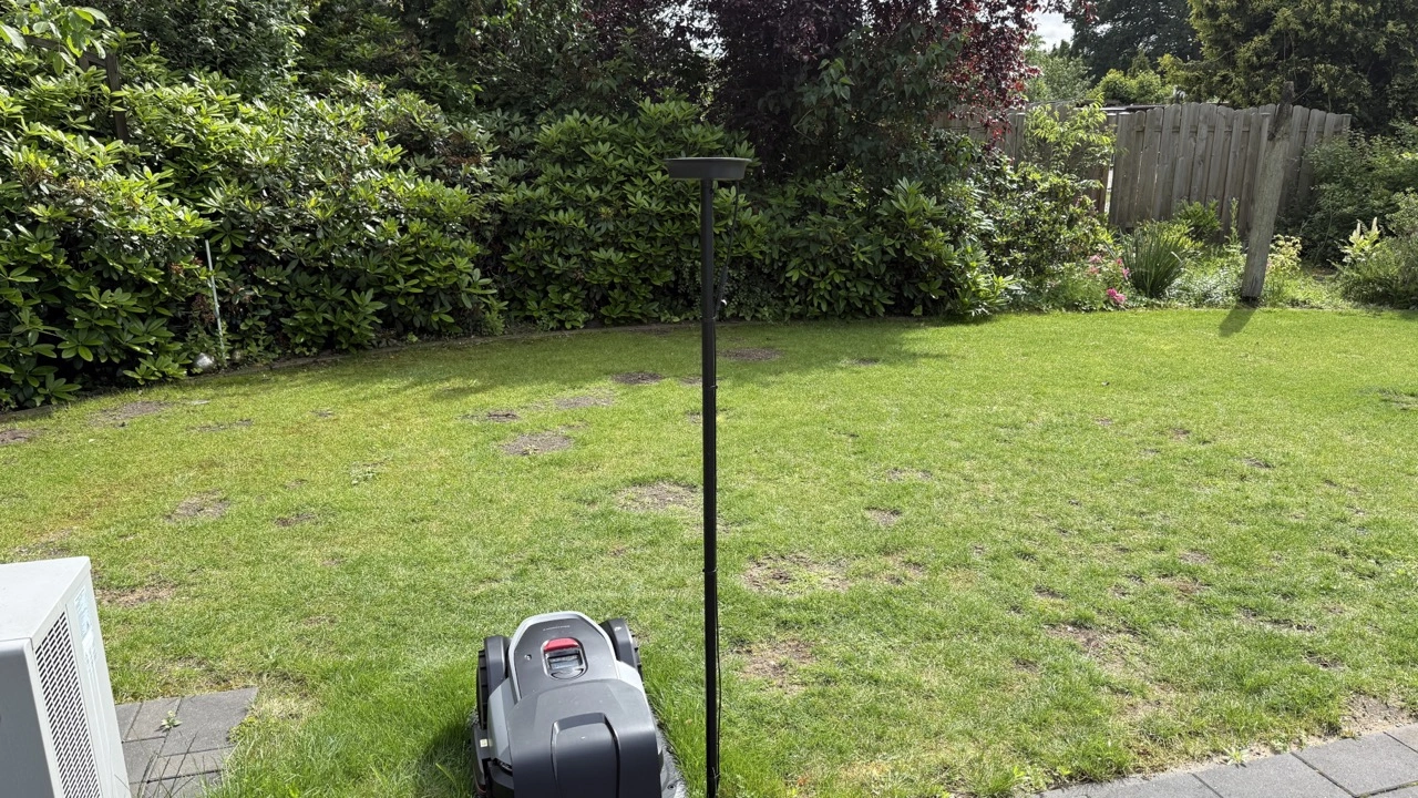 Roborock RockMow S115: RTK-Antenne neben dem Mähroboter