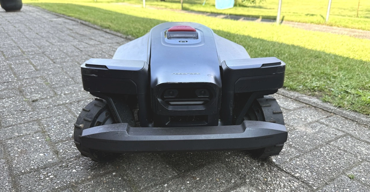 Roborock RockMow Z150: Frontansicht auf dem Testgelände