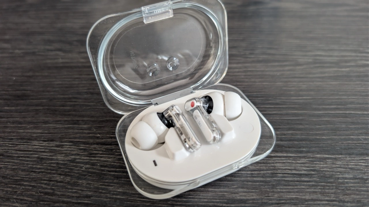Nothing Ear (3a): geöffnetes Ladecase mit Ohrhörern