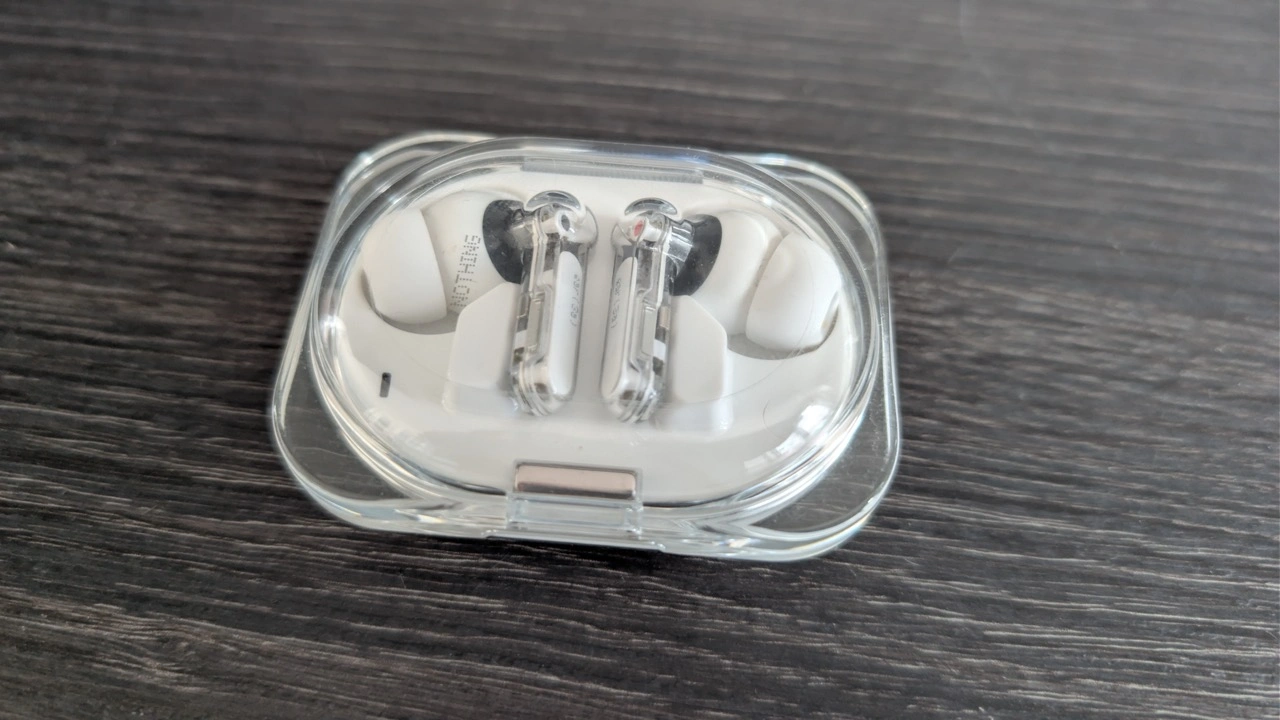 Nothing Ear (3a): geschlossenes Ladecase mit Ohrhörern