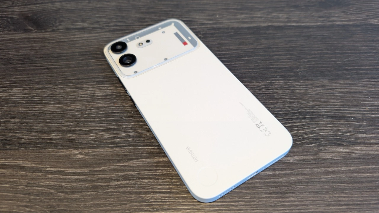 Nothing Phone (4b): Rückseite auf dem Tisch