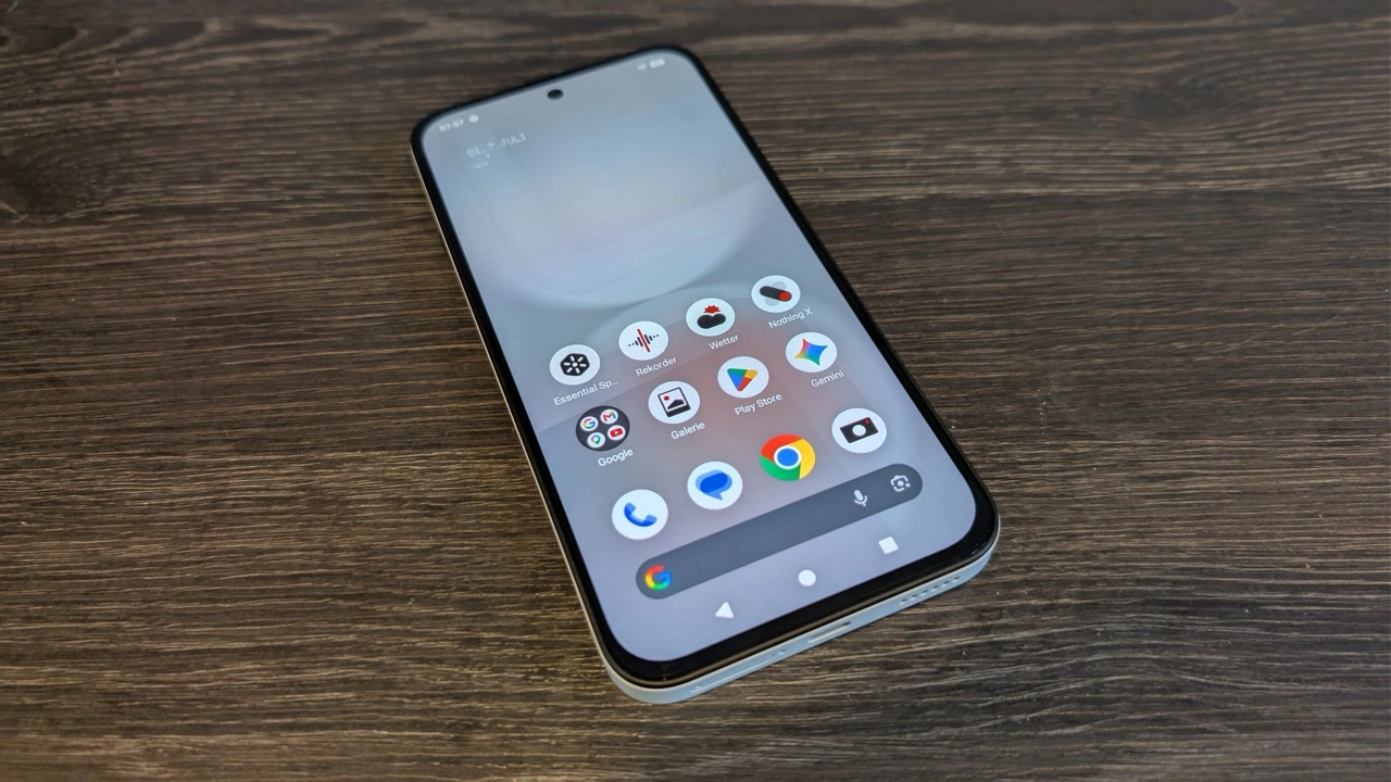Nothing Phone (4b): Vorderseite aus schräger Perspektive