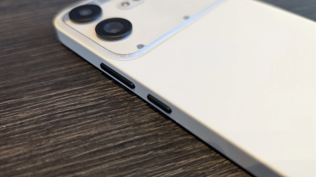 Nothing Phone (4b): Seitentasten am Rahmen