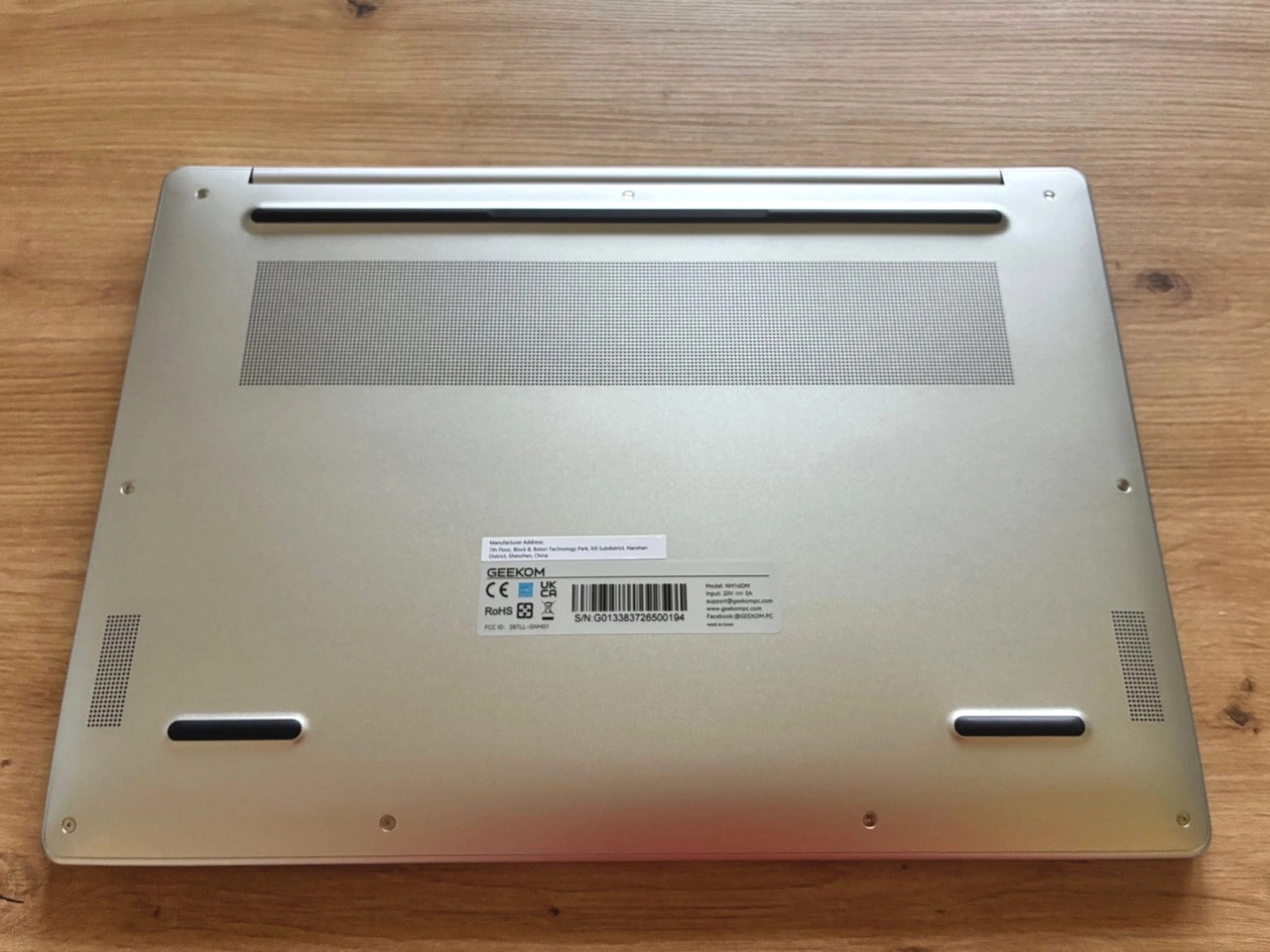 GEEKOM GeekBook M16 Business-Laptop mit Intel Core Ultra 9: Unterseite mit Lüftungsschlitzen