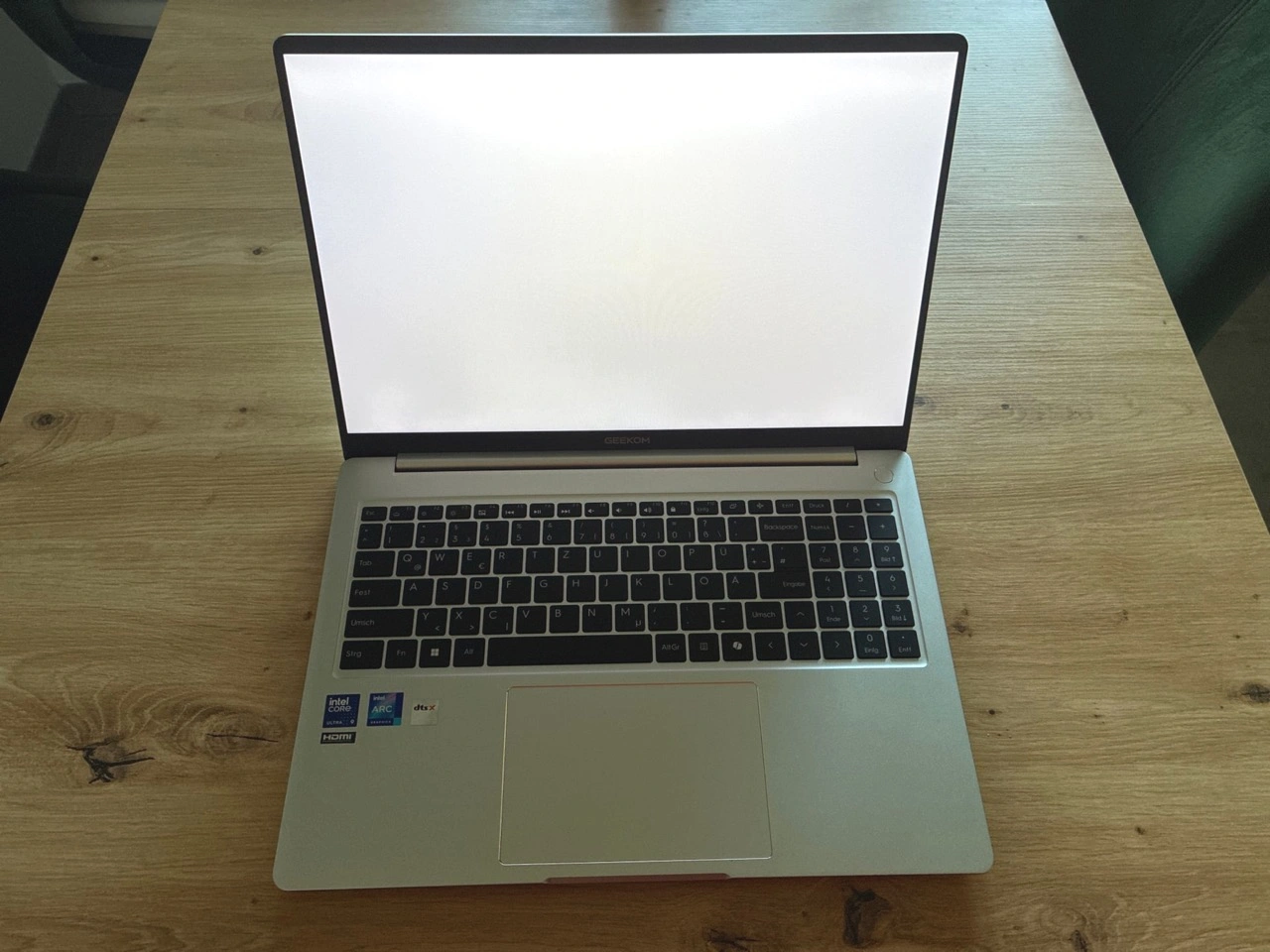 GEEKOM GeekBook M16 Business-Laptop mit Intel Core Ultra 9: geöffnetes Notebook mit hellem Display