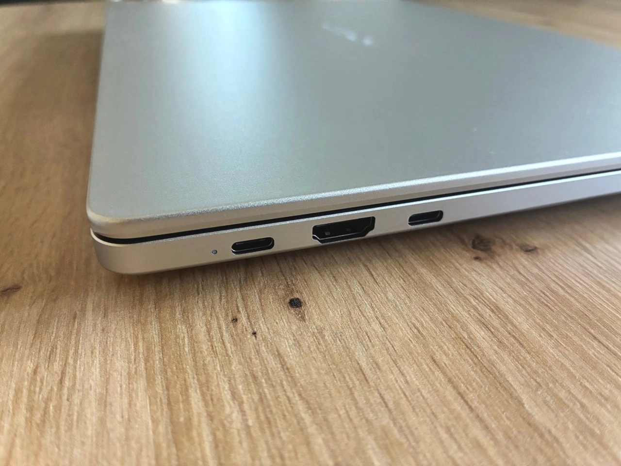 GEEKOM GeekBook M16 Business-Laptop mit Intel Core Ultra 9: USB-C- und HDMI-Anschlüsse